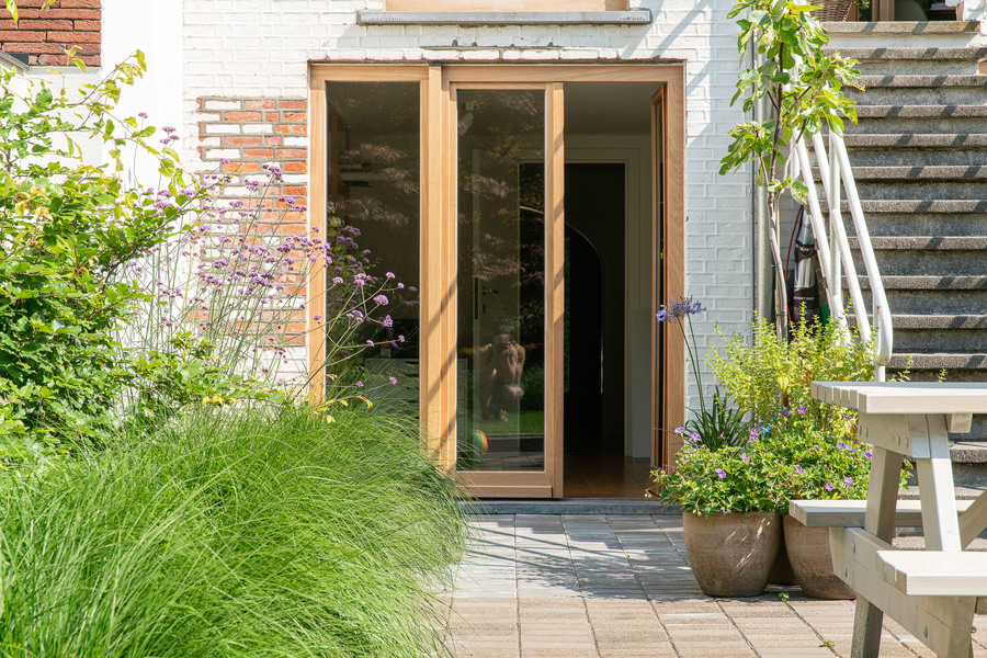 De raamopeningen naar de tuin werden aangepast en zodat je vlot van bureau naar tuin kan.